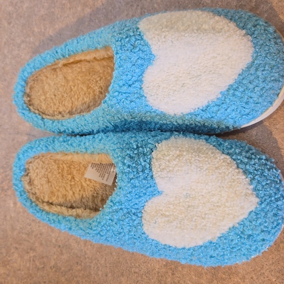 Other - NWOT Blue/White Heart Plush Slippers